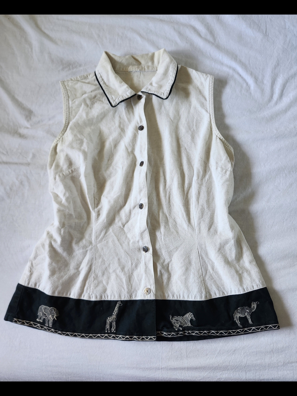 Vintage White Sleeveless Button-Down Top with Black Animal-Embroidered Hem
